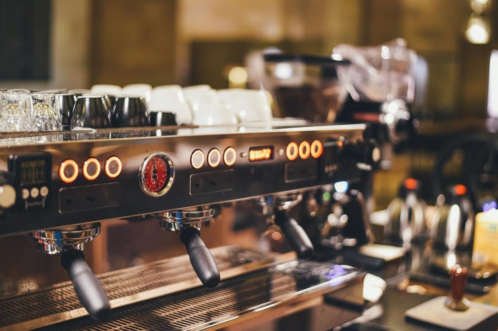 Professionele koffiemachine huren voor evenementen met barista in elegante koffiehoek