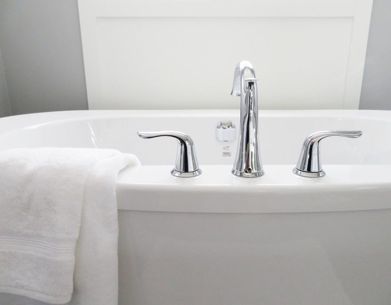 Home Gids voor het kiezen van sanitair in Amsterdam met moderne trends zoals zwarte kranen en patroonrijke tegels