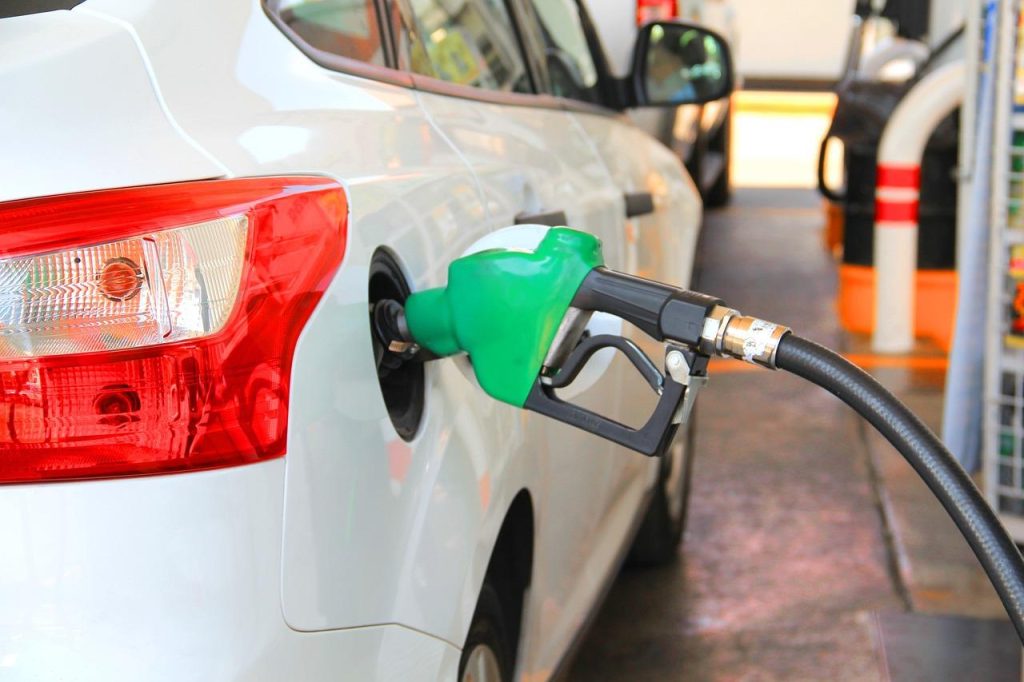 Benzineprijs in 's Hertogenbosch met impact op lokale pendelaars en economie, inclusief tips voor brandstofbesparing en duurz