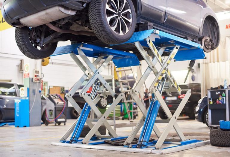 Home Moderne autolift als aanvulling op goederenlift systeem voor efficiënte ruimtebenutting in gebouwen